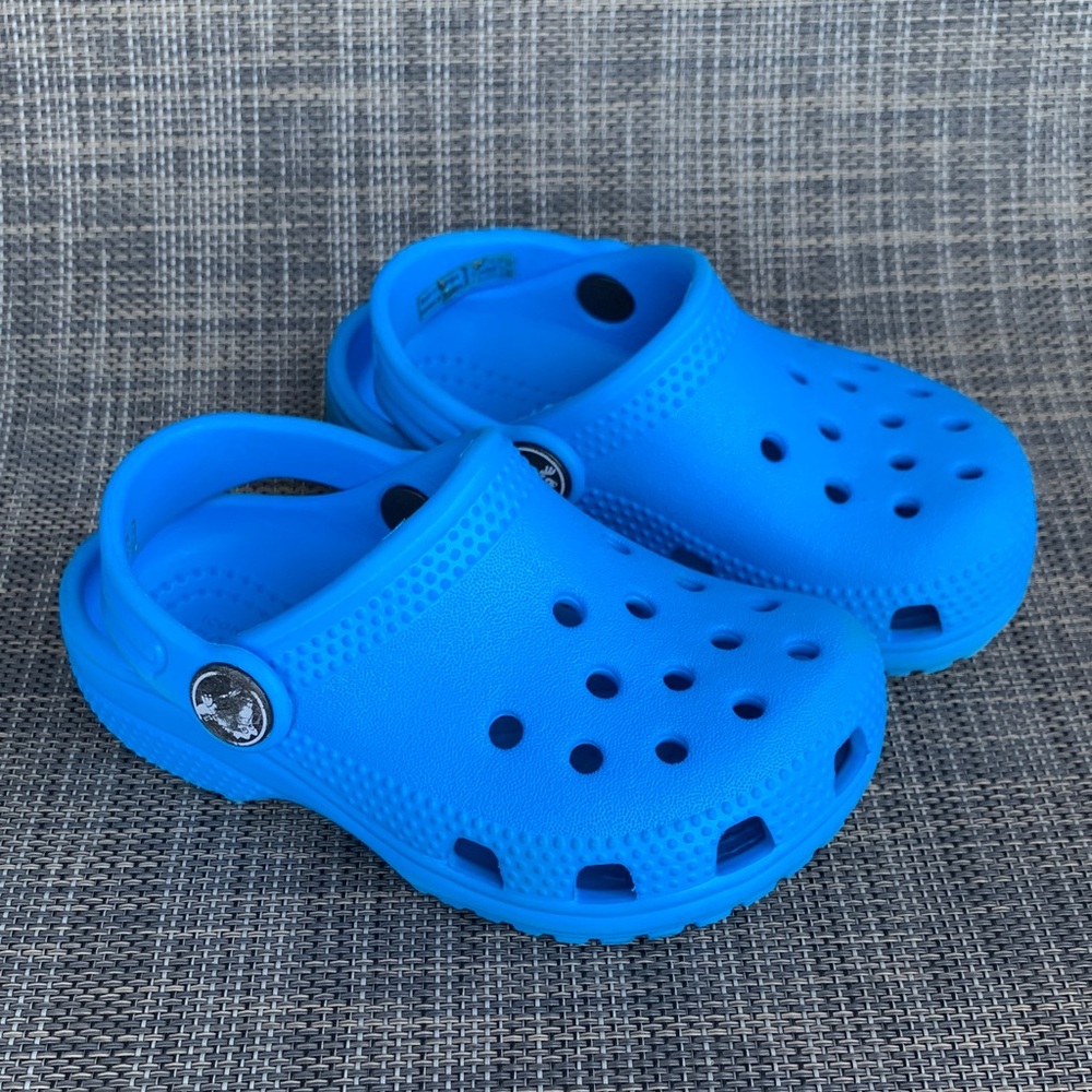 CROCS Classic Clogs Blue Slip on Sandals shoes Unisex Toddler size 7 - Picture 2 of 13